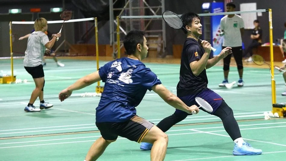 感受土超的气氛，埃德森在伊斯坦布尔德比中遭球迷投掷塑料杯